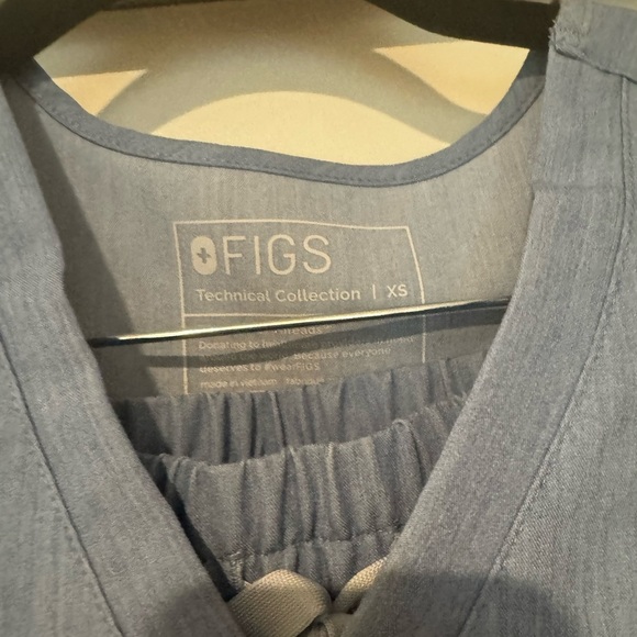 Figs scrub set XS top and high waisted XS petite jogger pants - Picture 3 of 10